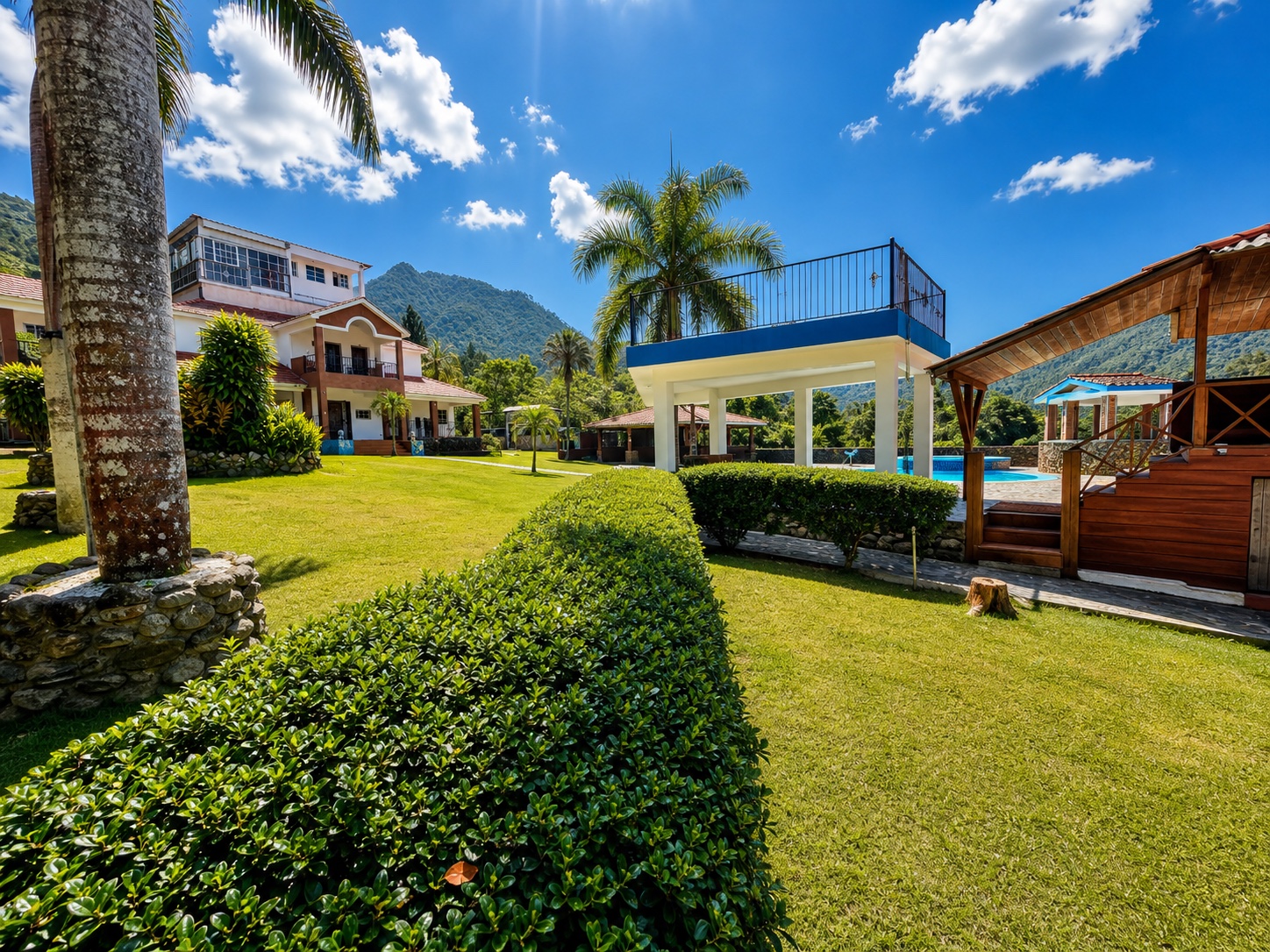 Jardín con vista a la villa