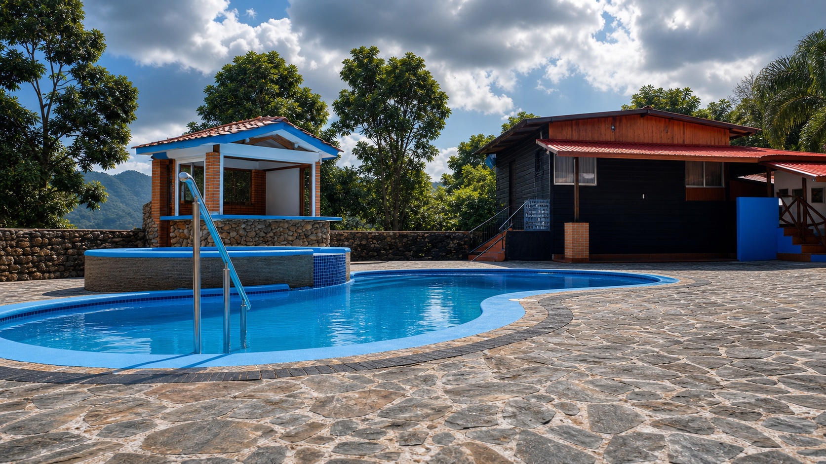 Piscina con gazebo y vista a la montaña