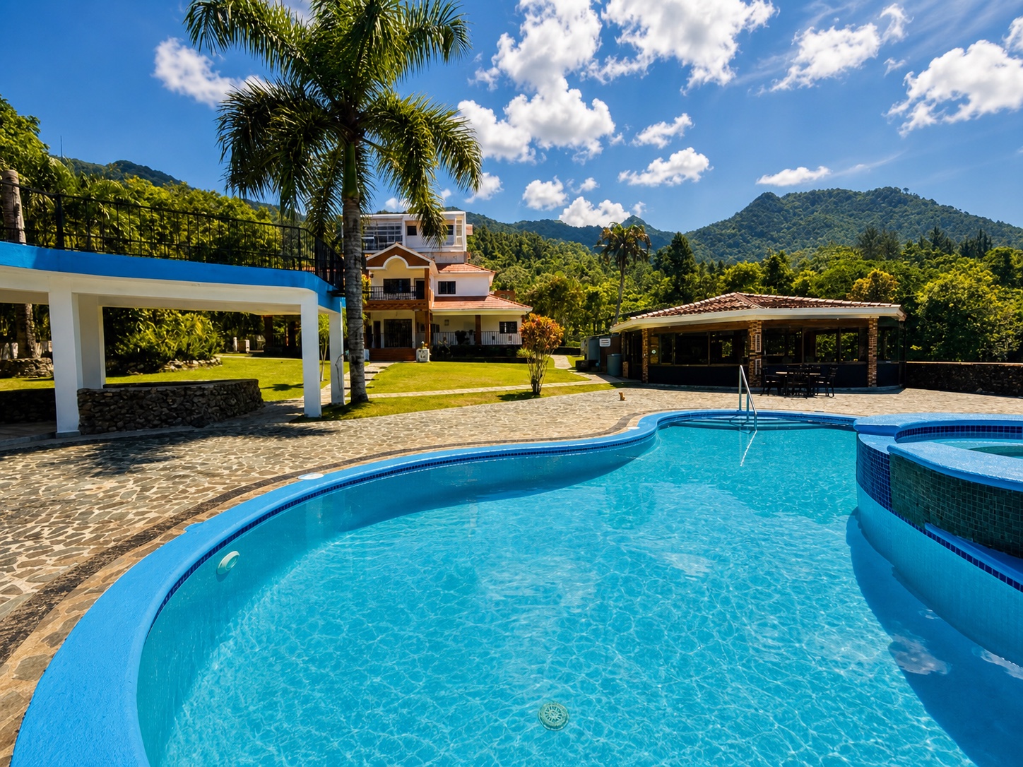 Piscina con vista a la montaña
