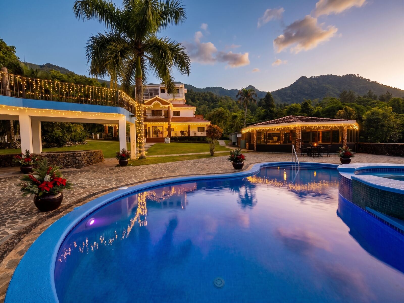 Piscina con vista a la montaña en Villa R. Cabral