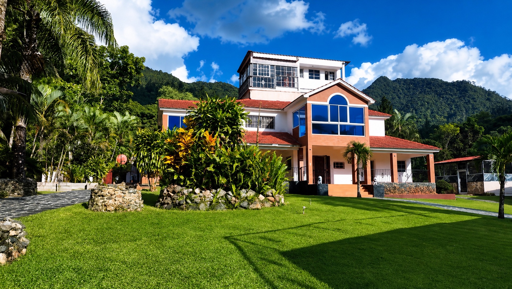 Fachada de la villa con cielo despejado